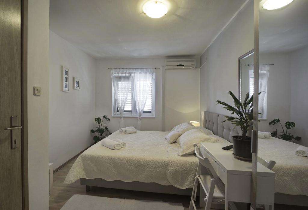 Guest Accomodation Zura Skradin Bagian luar foto