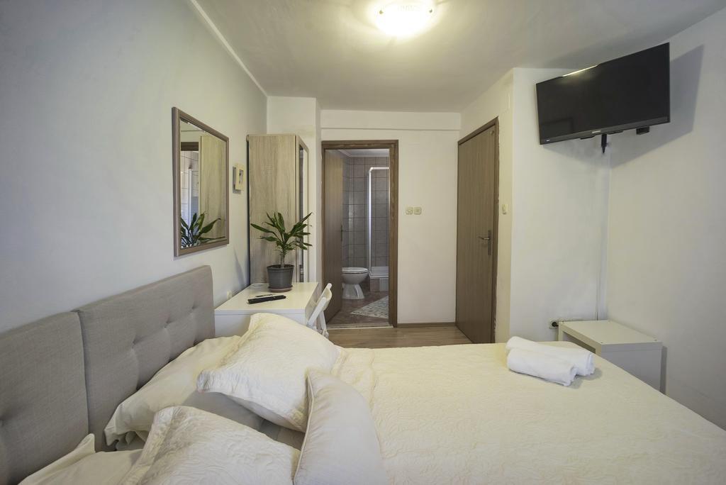 Guest Accomodation Zura Skradin Bagian luar foto